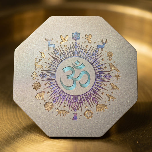 Aum Radiant avec symboles sur Dessous de Verre Ornement Acier Inoxydable marin 85mm sablé Lux-Kimiya gravé couleur par technologie laser MOPA