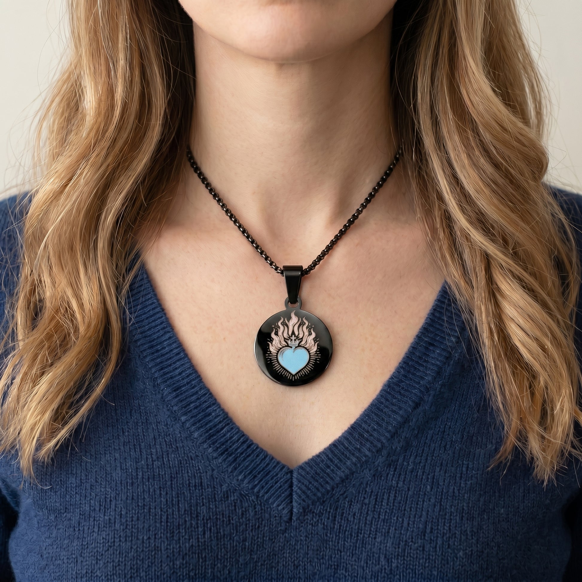 Collier noir en acier inoxydable gravé couleur par technologie laser MOPA