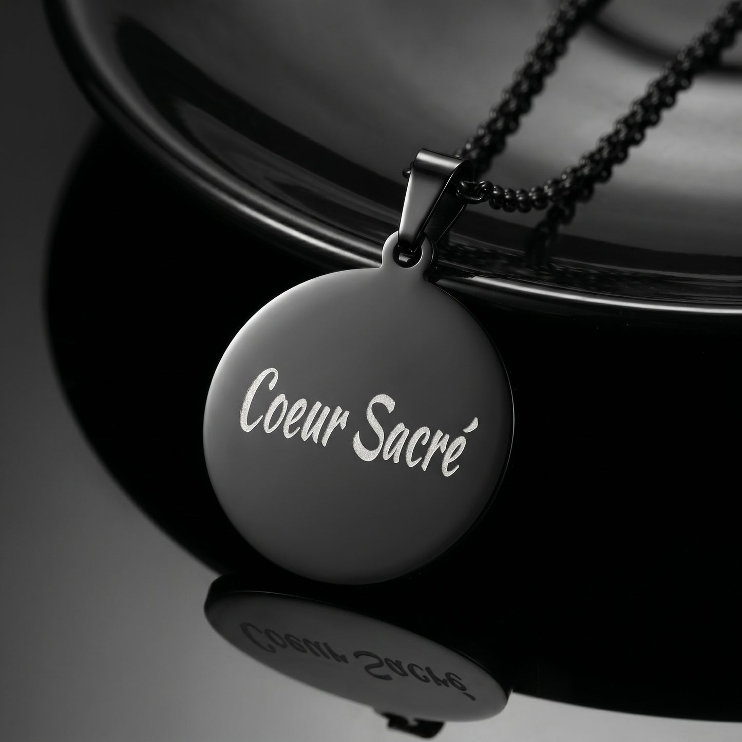 Collier noir en acier inoxydable gravé couleur par technologie laser MOPA