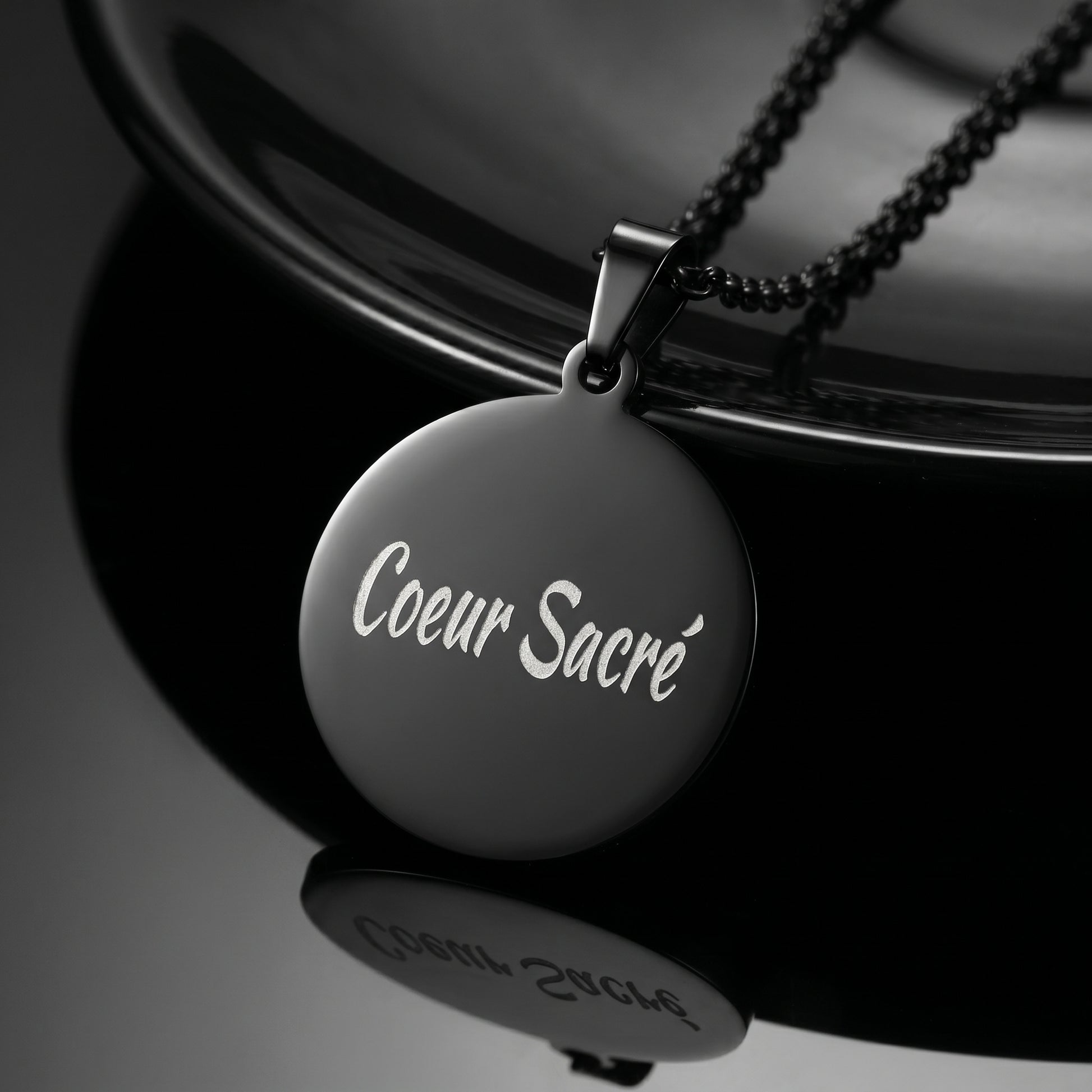 Collier noir en acier inoxydable gravé couleur par technologie laser MOPA