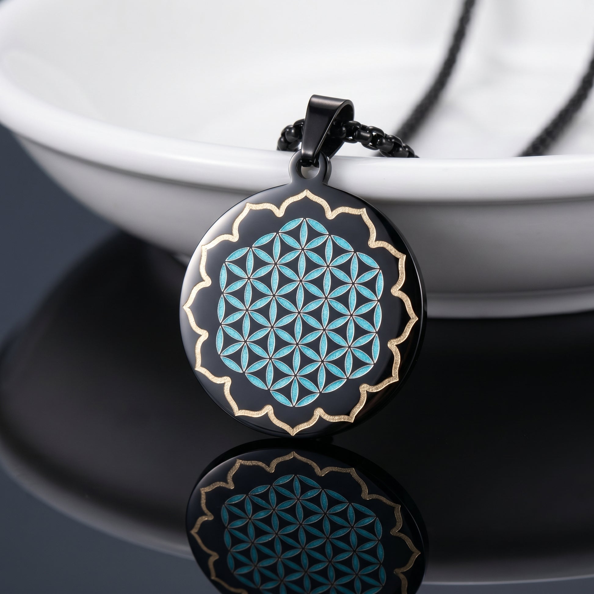 Collier noir en acier inoxydable gravé couleur par technologie laser MOPA