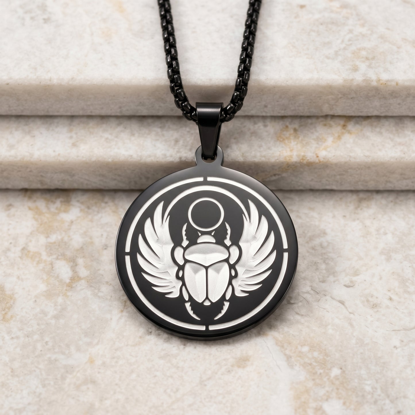 Collier noir en acier inoxydable gravé couleur par technologie laser MOPA