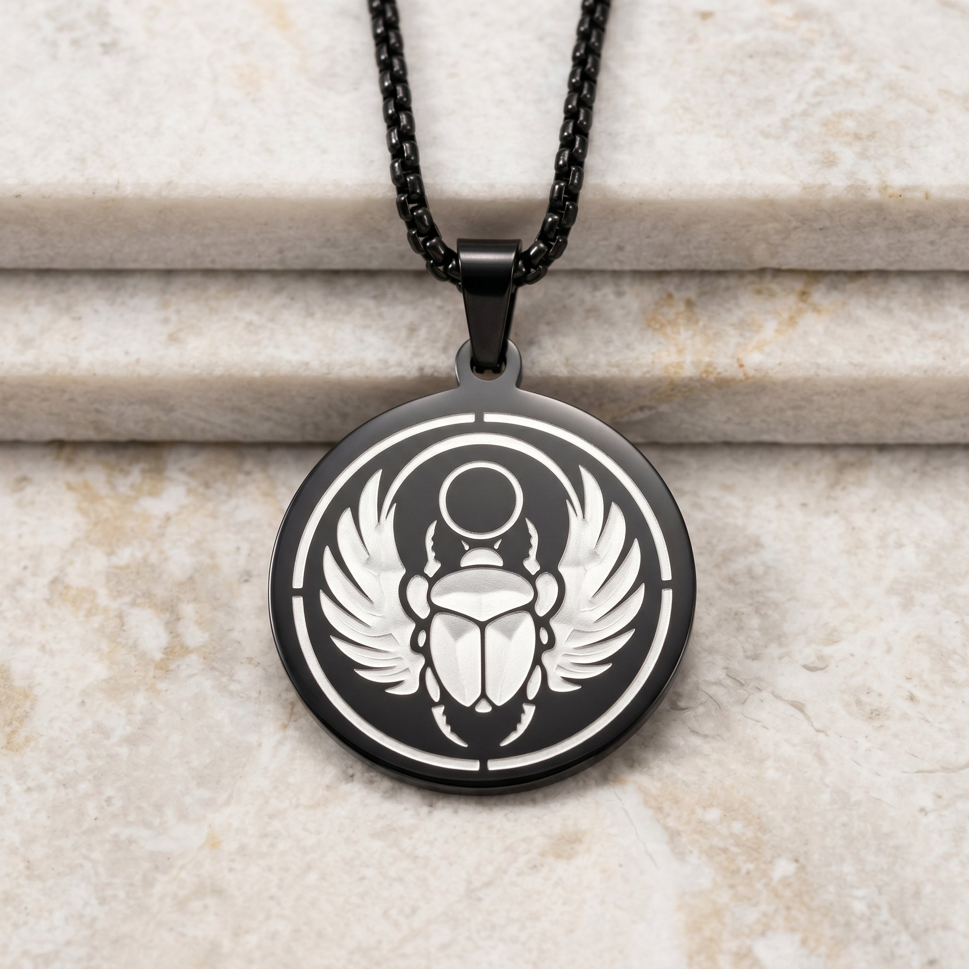 Collier noir en acier inoxydable gravé couleur par technologie laser MOPA