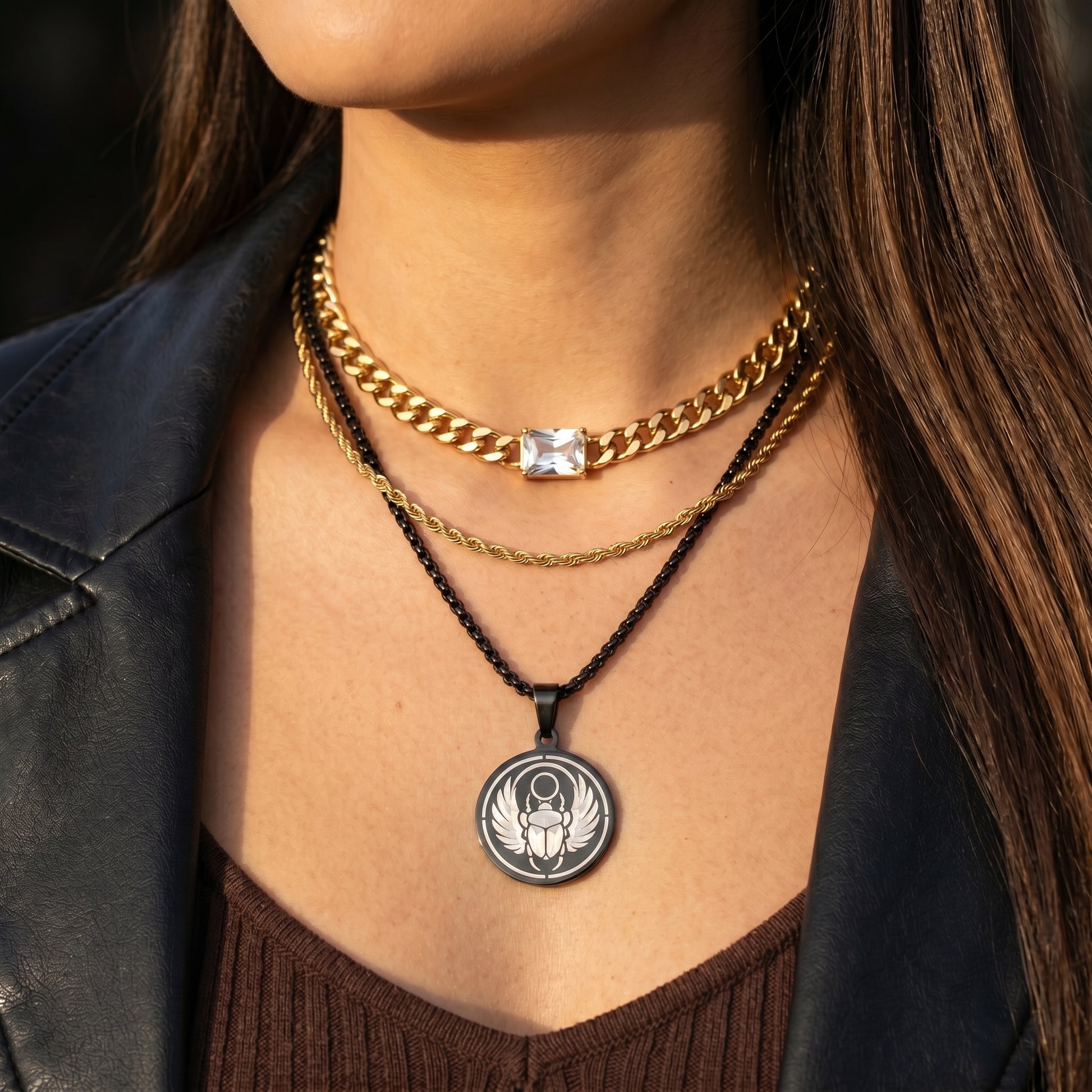 Collier noir en acier inoxydable gravé couleur par technologie laser MOPA