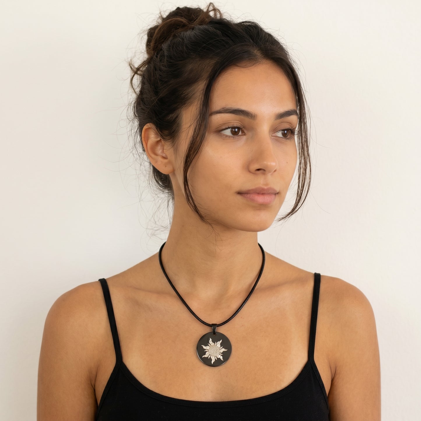 Collier noir en acier inoxydable gravé couleur par technologie laser MOPA