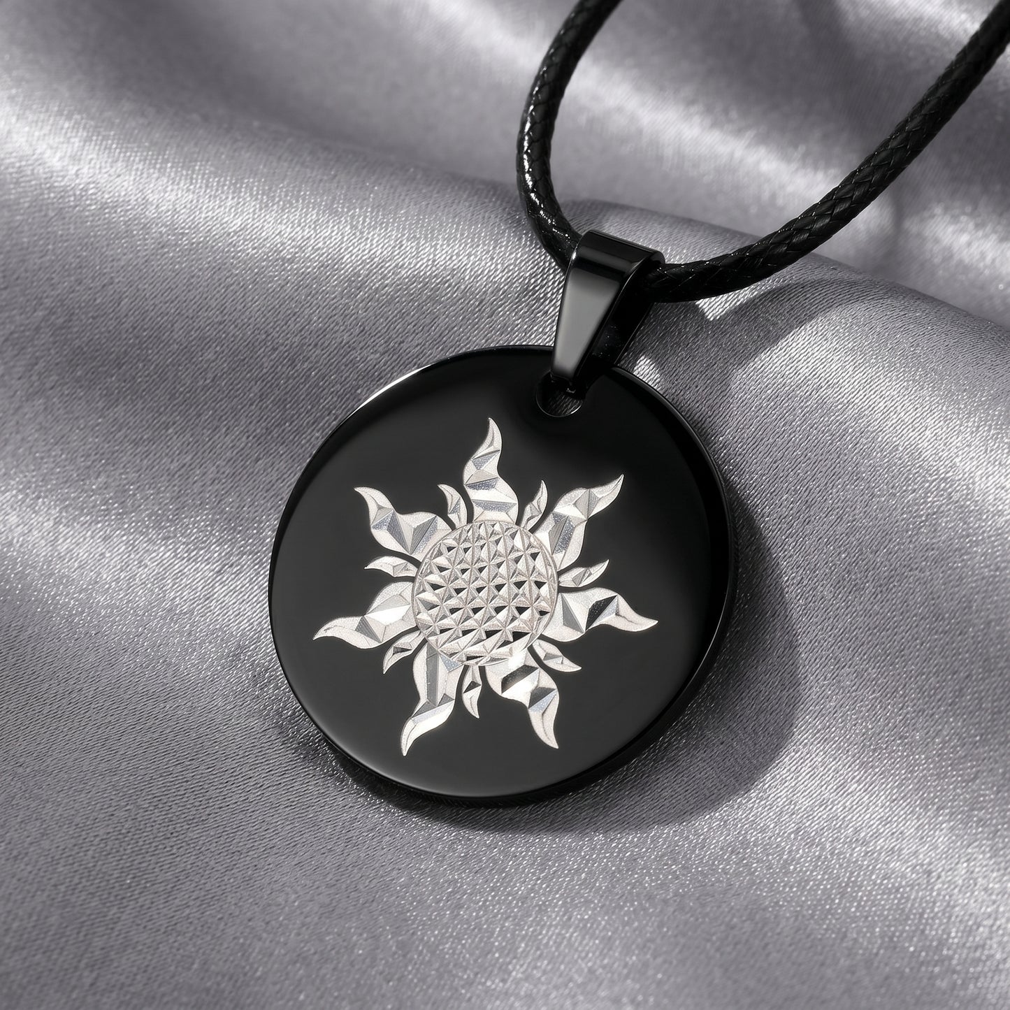 Collier noir en acier inoxydable gravé couleur par technologie laser MOPA