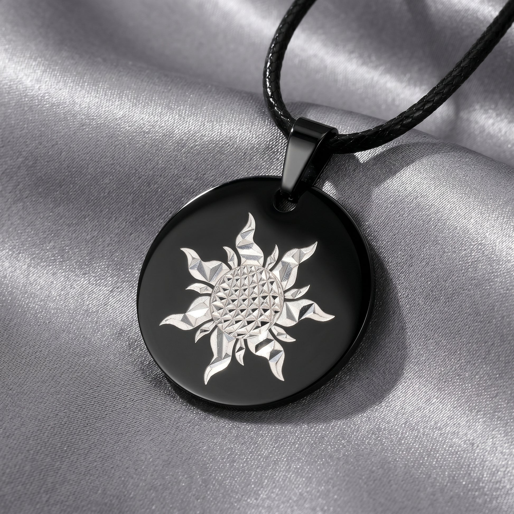 Collier noir en acier inoxydable gravé couleur par technologie laser MOPA