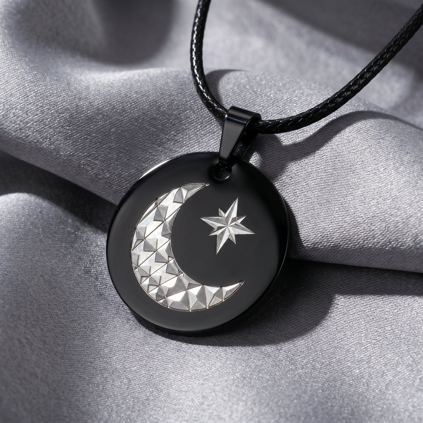 Collier noir en acier inoxydable gravé couleur par technologie laser MOPA