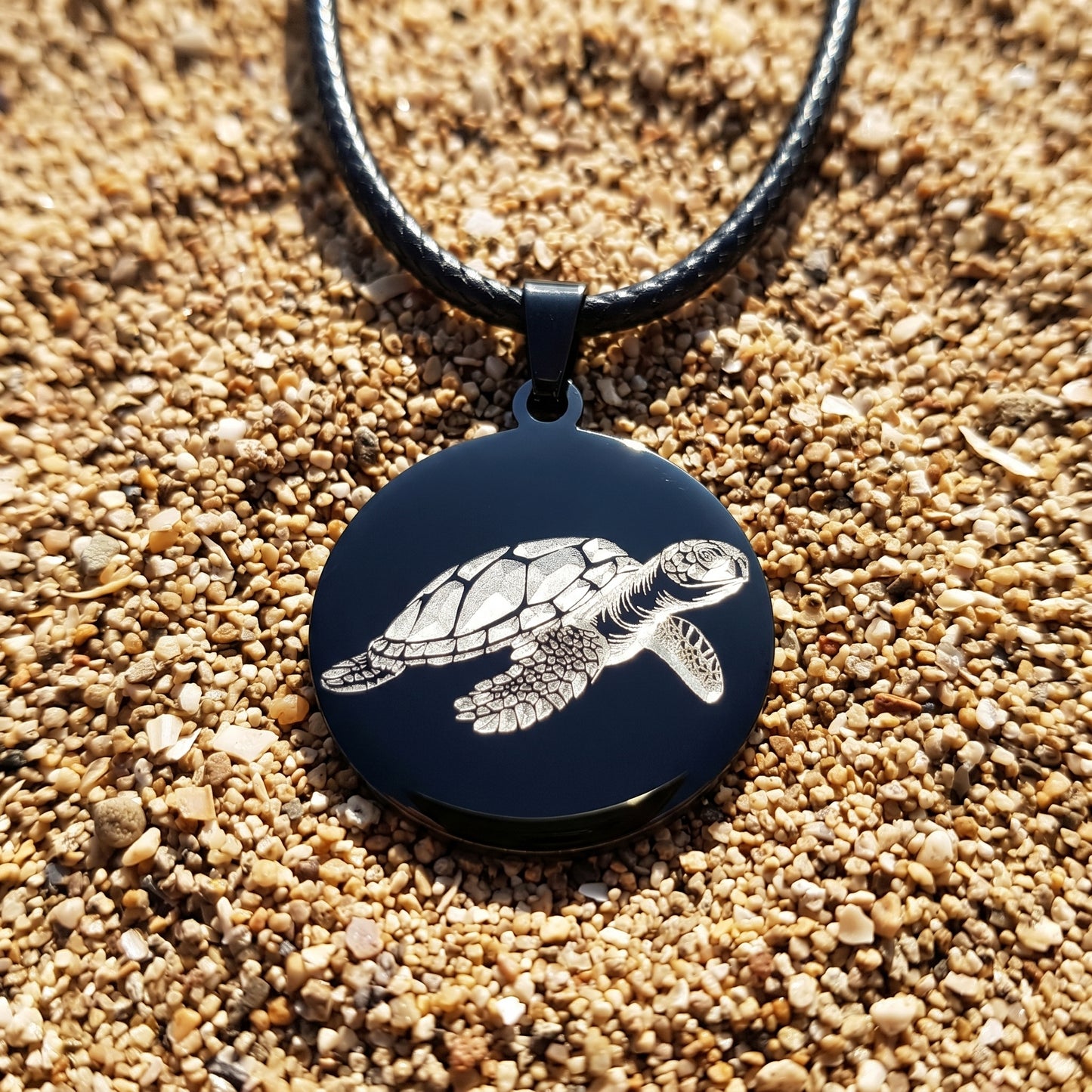Collier noir en acier inoxydable gravé couleur par technologie laser MOPA