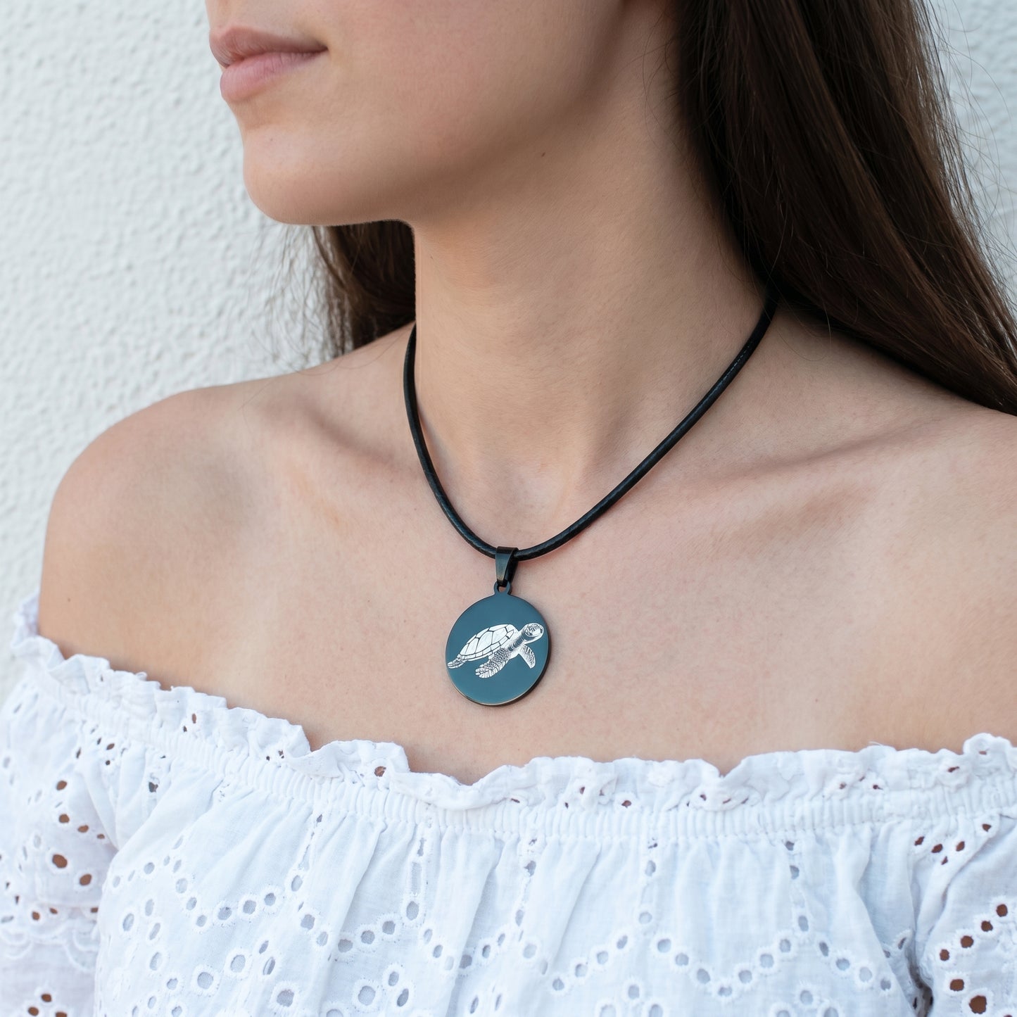 Collier noir en acier inoxydable gravé couleur par technologie laser MOPA