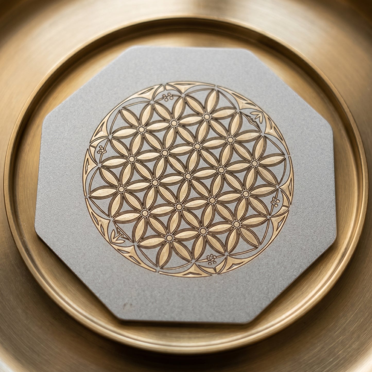 Fleur de vie ciselé or sur Dessous de Verre Ornement Acier Inoxydable marin 85mm sablé Lux-Kimiya gravé couleur par technologie laser MOPA