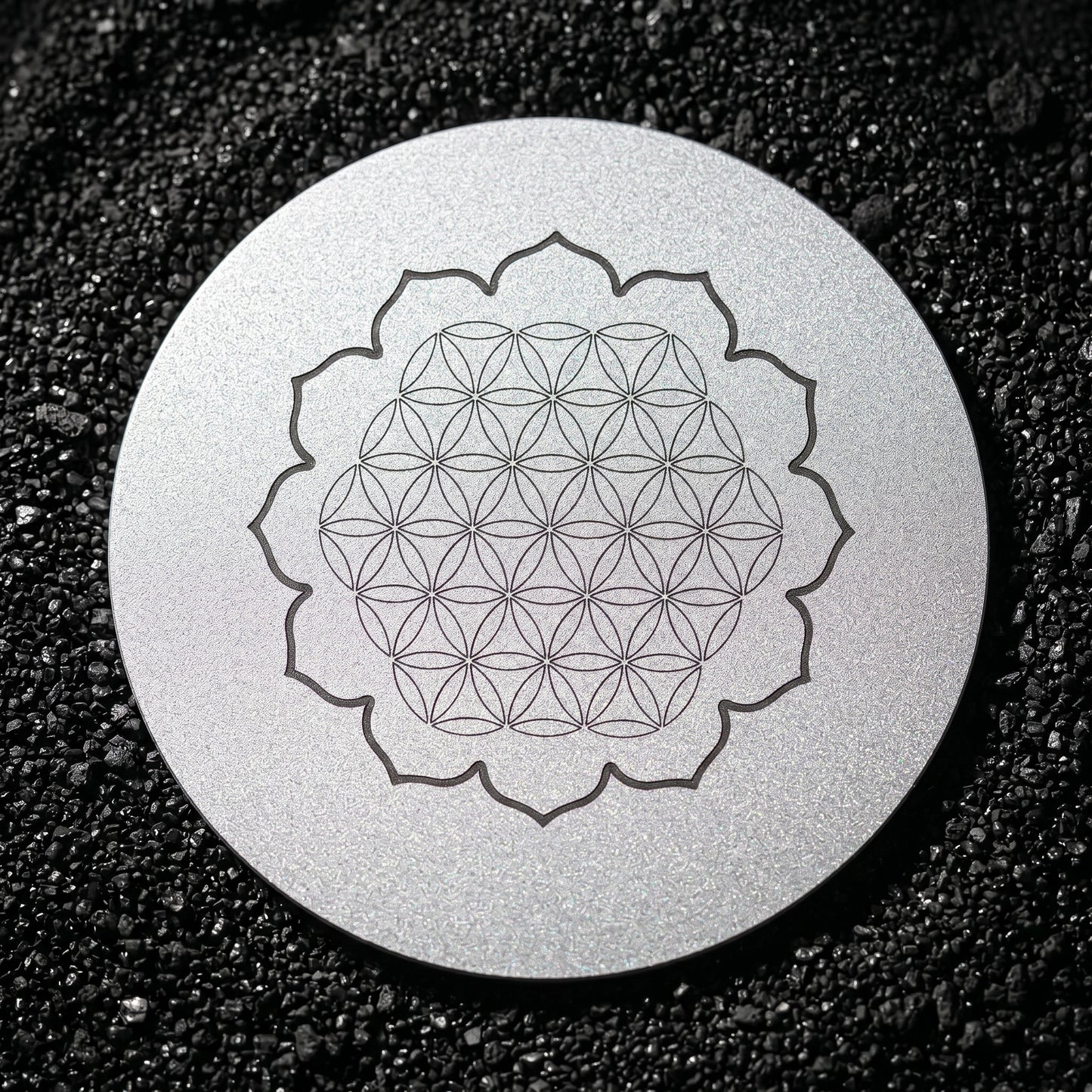 Fleur de Vie sur Dessous de Verre Aluminium 85mm sablé Lux-Kimiya gravé par technologie laser MOPA