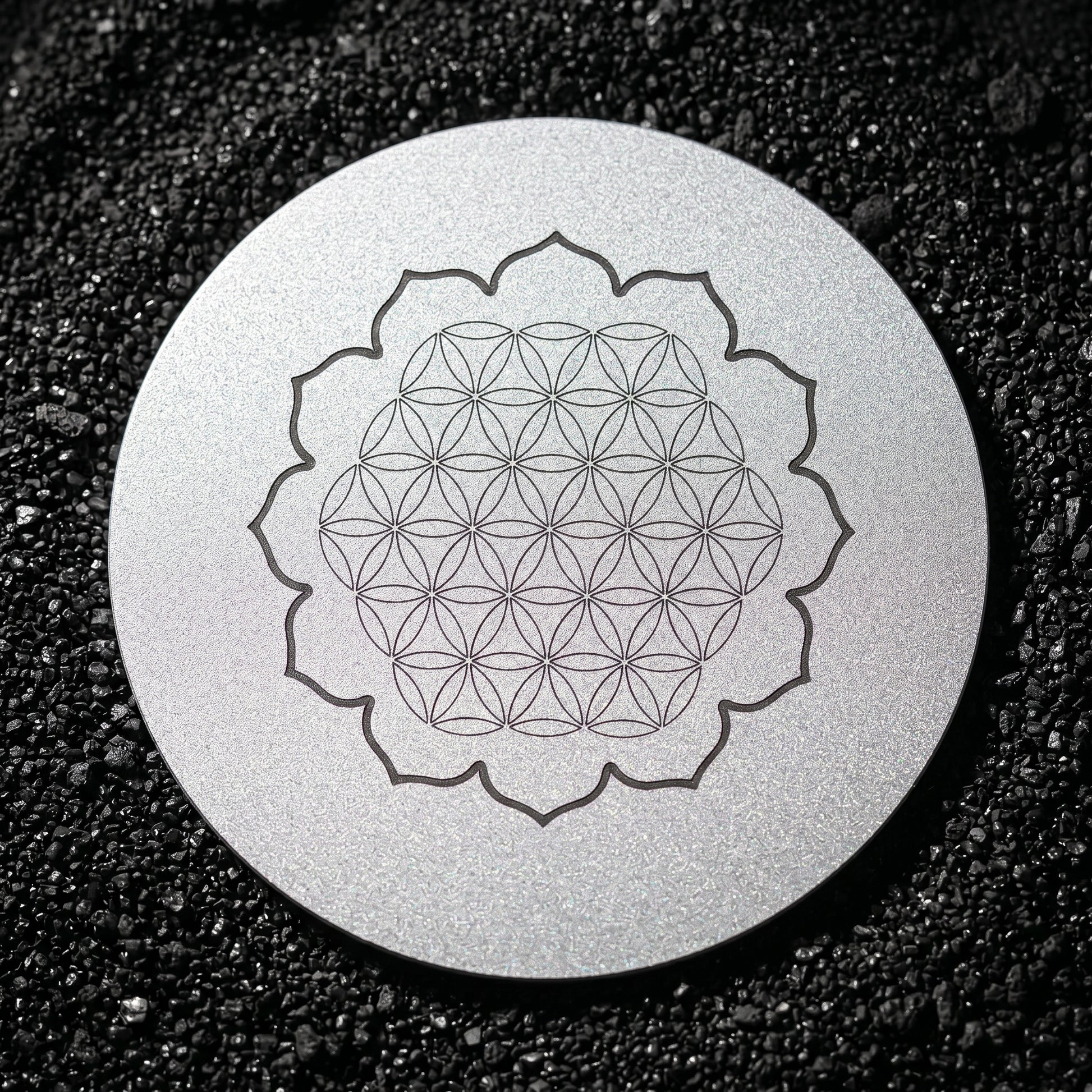 Fleur de Vie sur Dessous de Verre Aluminium 85mm sablé Lux-Kimiya gravé par technologie laser MOPA