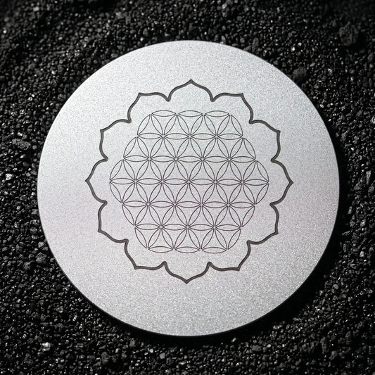 Fleur de Vie sur Dessous de Verre Aluminium 85mm sablé Lux-Kimiya gravé par technologie laser MOPA