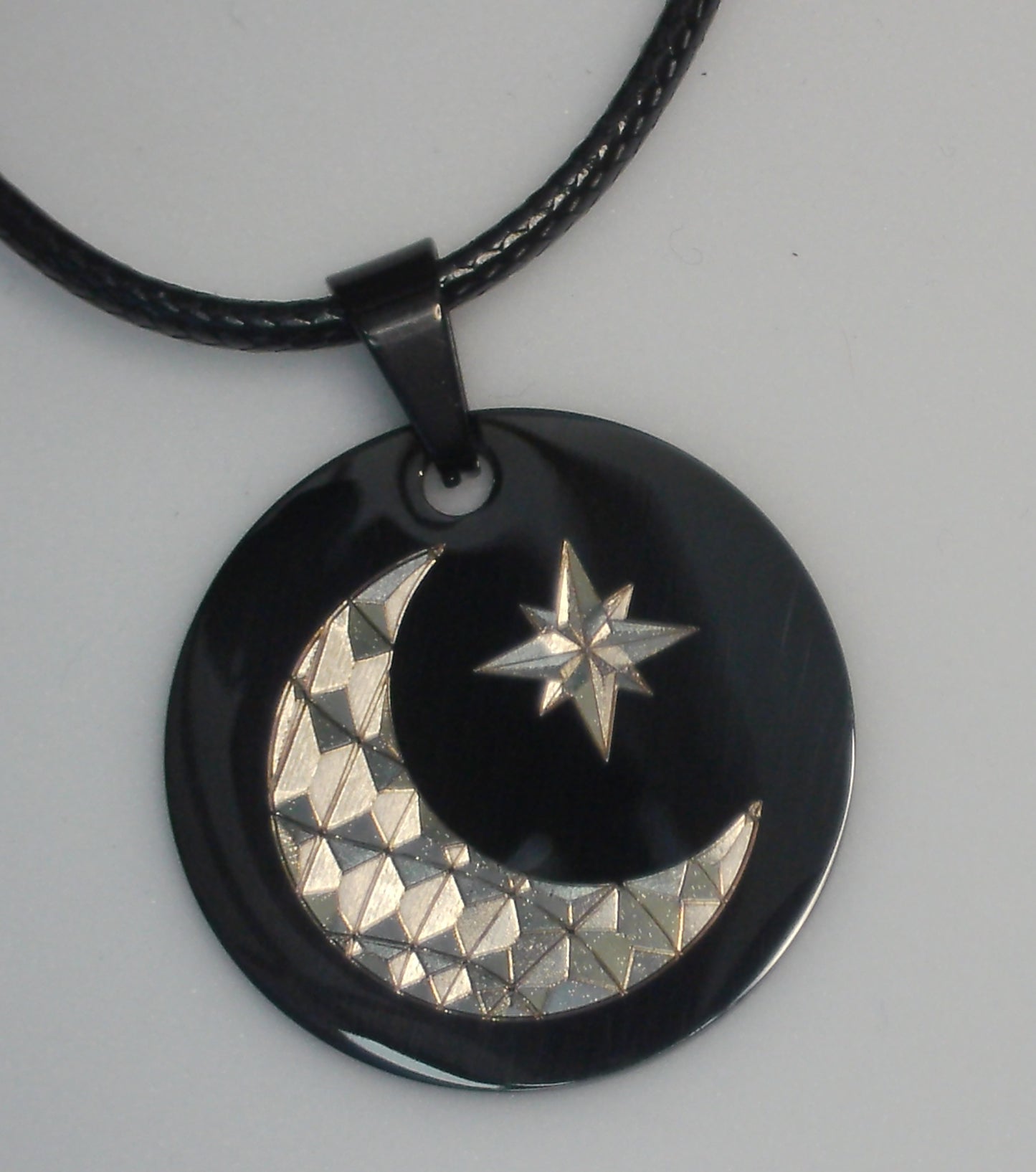 collier en acier inoxydable noir gravure couleur or faites par laser mopa, bijoux unique, coller recto verso en fonction de l'humeur