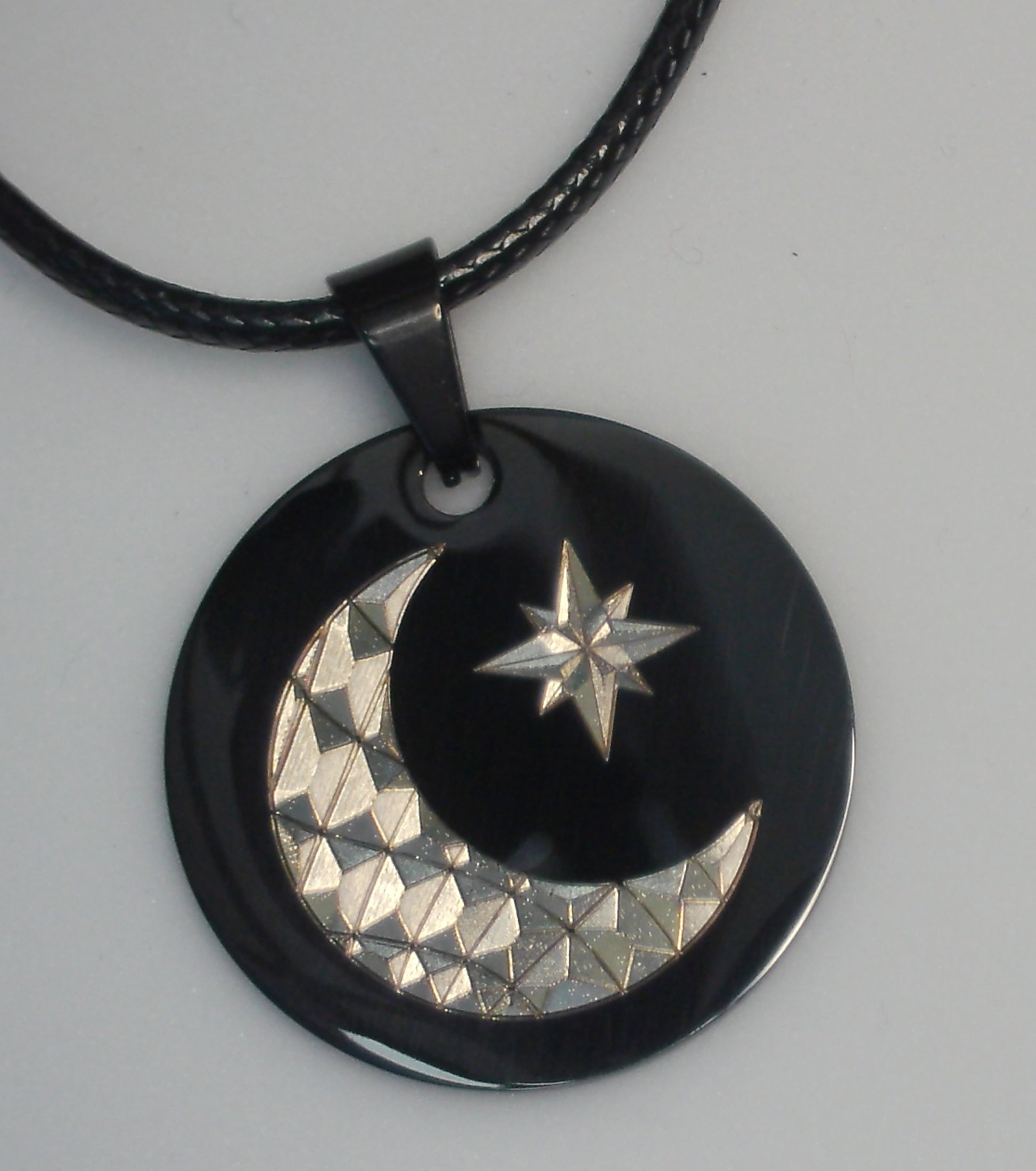 collier en acier inoxydable noir gravure couleur or faites par laser mopa, bijoux unique, coller recto verso en fonction de l'humeur