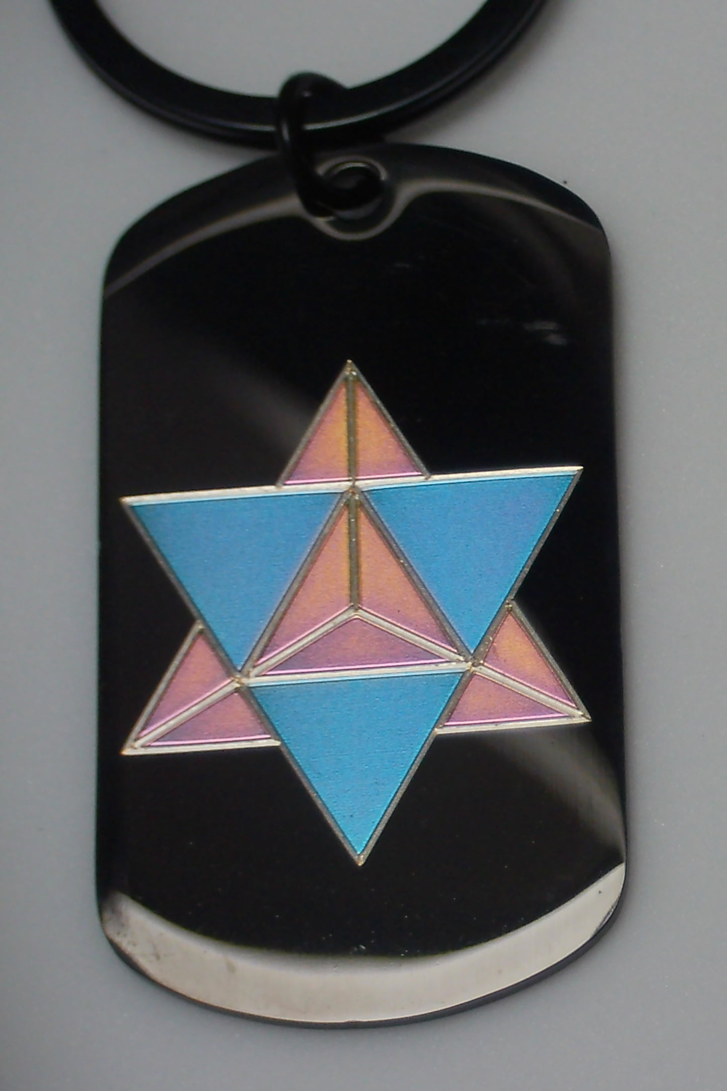 Porte cles / bijoux de sacs en acier inoxydable noir, gravé en couleur par laser MOPA