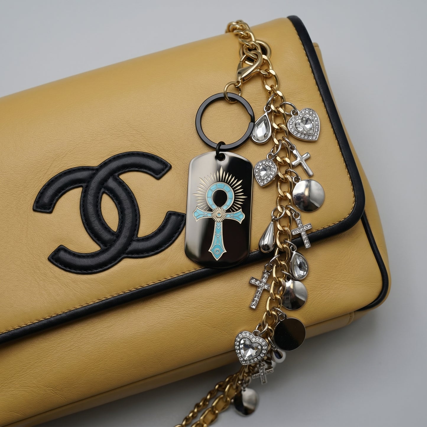 Porte-clefs Bijoux de sac Accessoire de sac noir en acier inoxydable gravé couleur par technologie laser MOPA