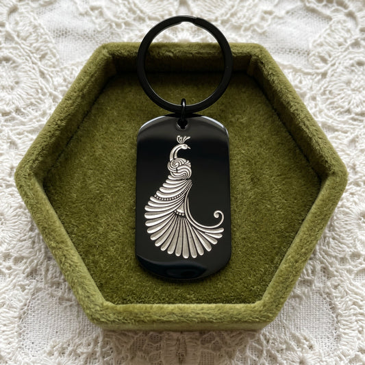 Porte-clés / Bijou de sacs : Paon Ciselé - Paix Beauté Prospérité Lux-Kimiya Porte-clefs/ Bijoux de sac Porte-clefs Bijoux de sac Accessoire de sac noir en acier inoxydable gravé couleur par technologie laser MOPA