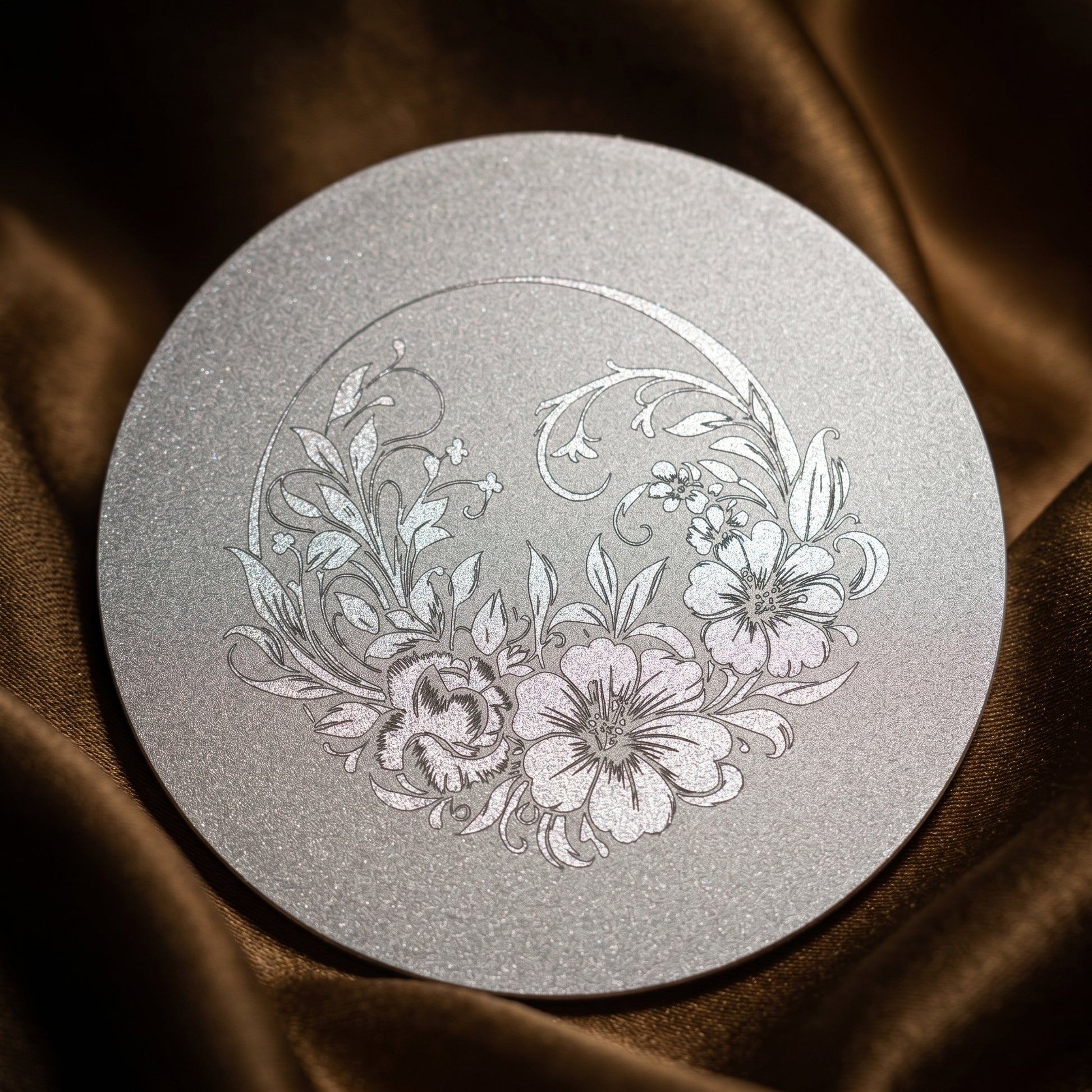 Rond de fleurs sur Dessous de Verre Aluminium 85mm sablé Lux-Kimiya gravé par technologie laser MOPA