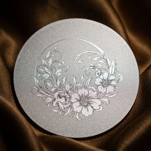Rond de fleurs sur Dessous de Verre Aluminium 85mm sablé Lux-Kimiya gravé par technologie laser MOPA