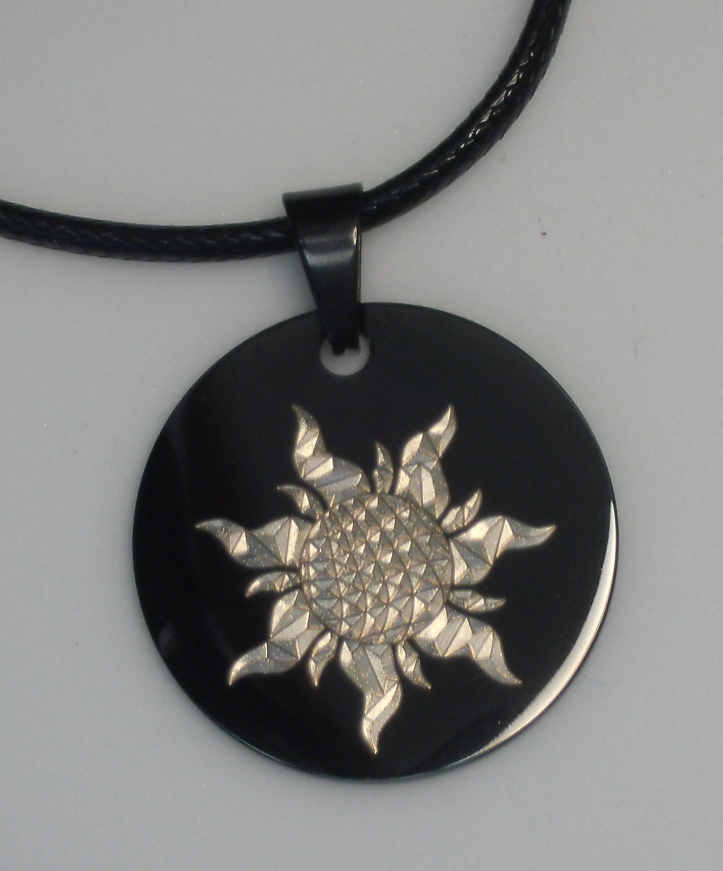 collier en acier inoxydable noir gravure couleur or faites par laser mopa, bijoux unique, coller recto verso en fonction de l'humeur