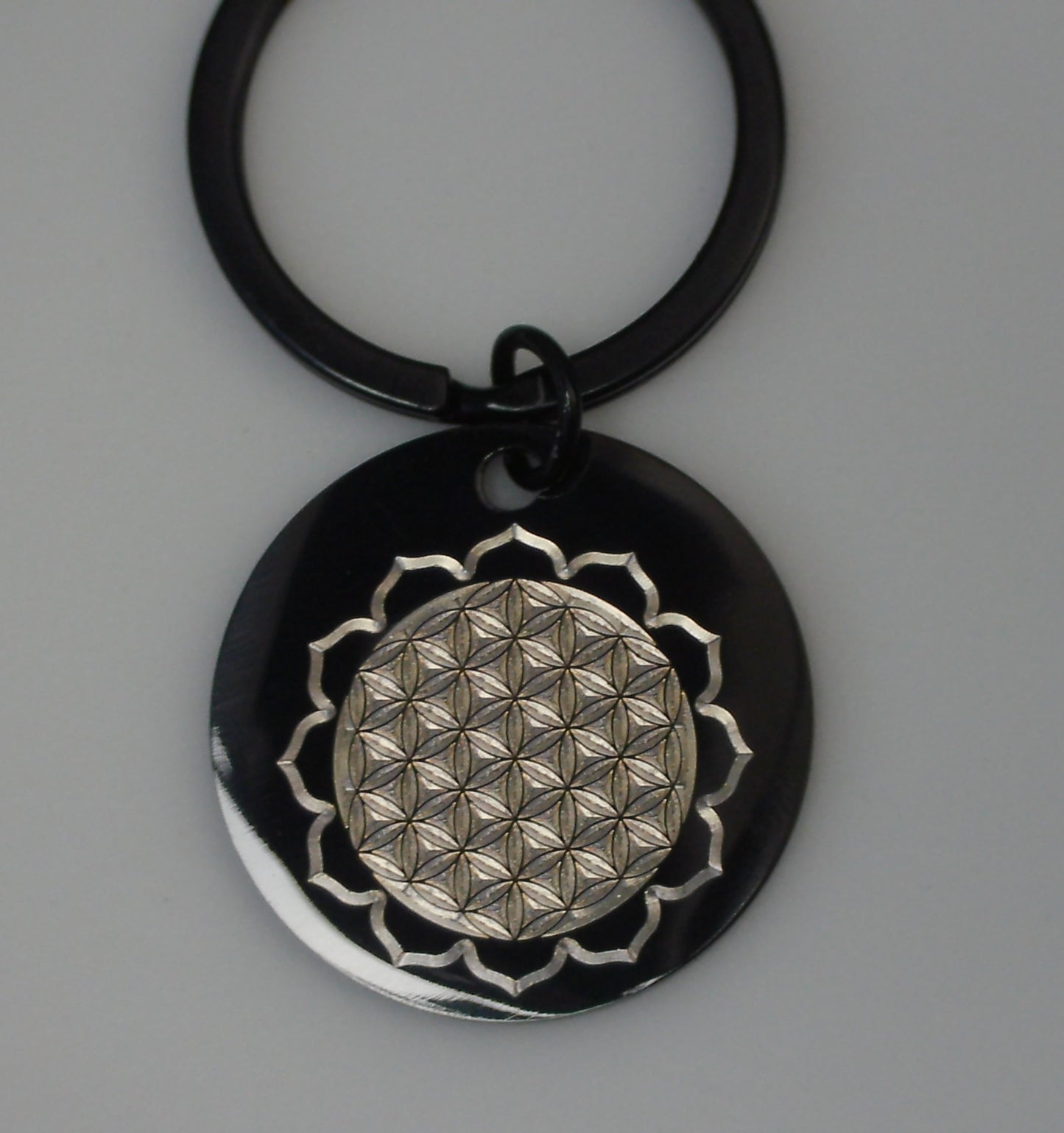 porte clés rond en acier inoxydable noir gravure marquage couleur or par technologie laser mopa