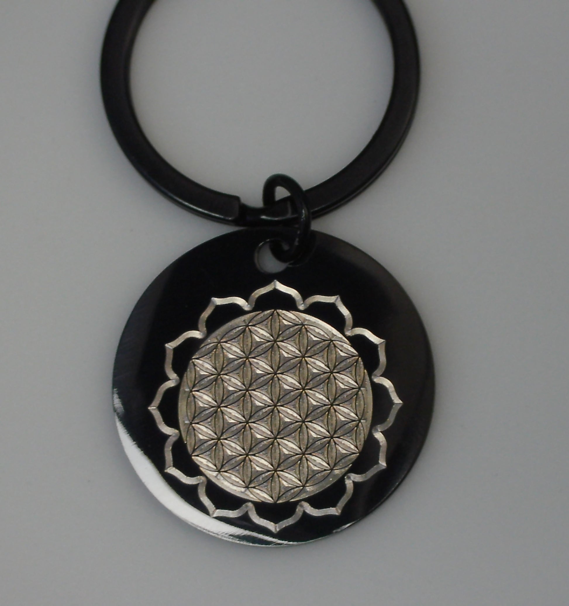 porte clés rond en acier inoxydable noir gravure marquage couleur or par technologie laser mopa