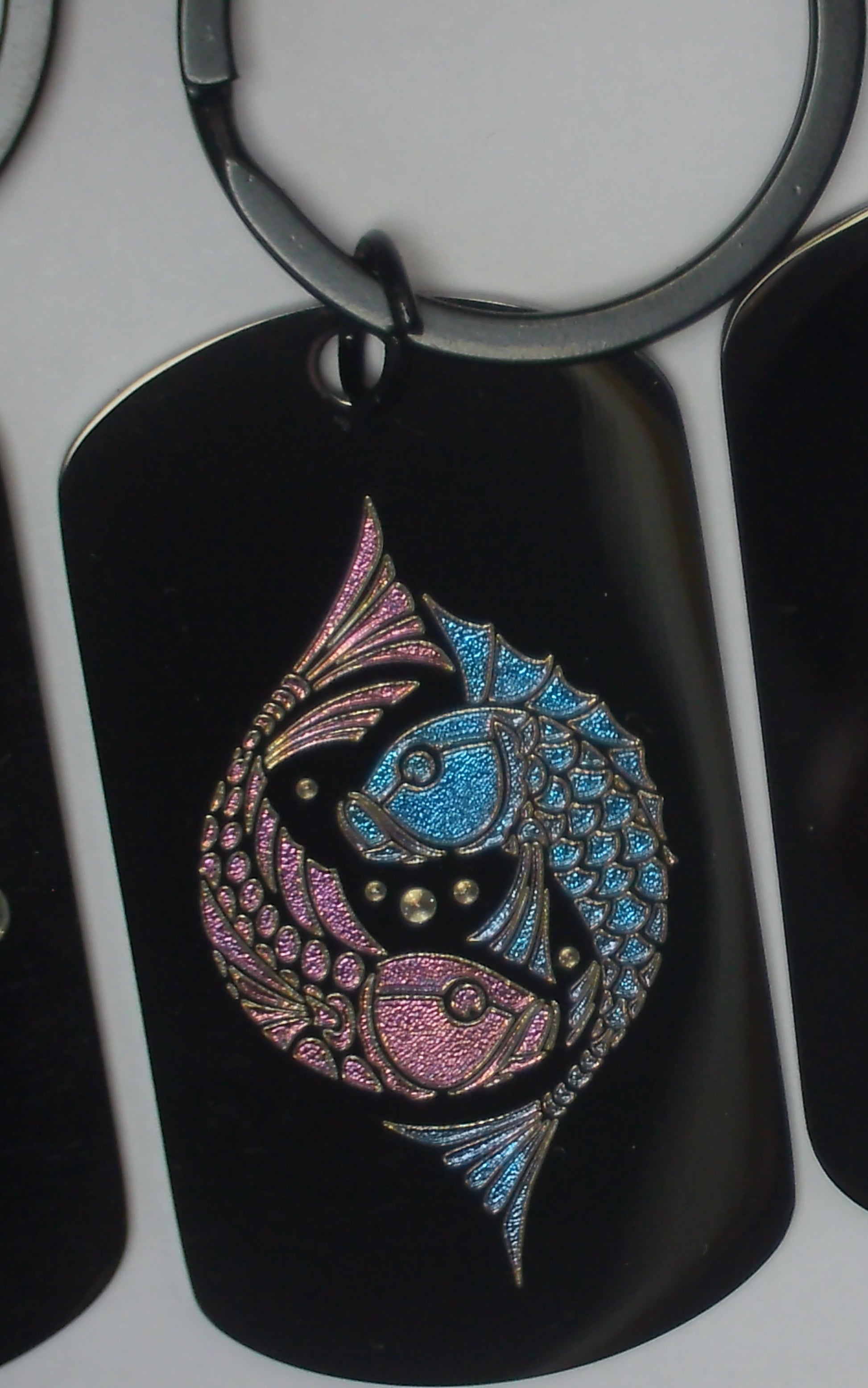 Porte cles / bijoux de sacs en acier inoxydable noir, gravé en couleur par laser MOPA