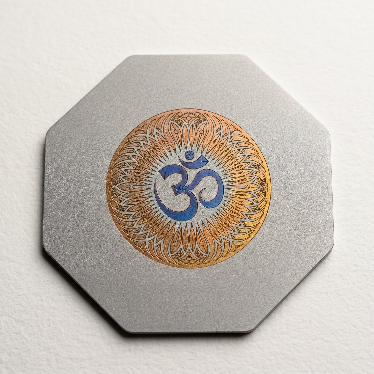Aum avec Torus Ciselé Lux-Kimiya Ornement Acier Inoxydable marin, gravé couleur par technologie laser MOPA
