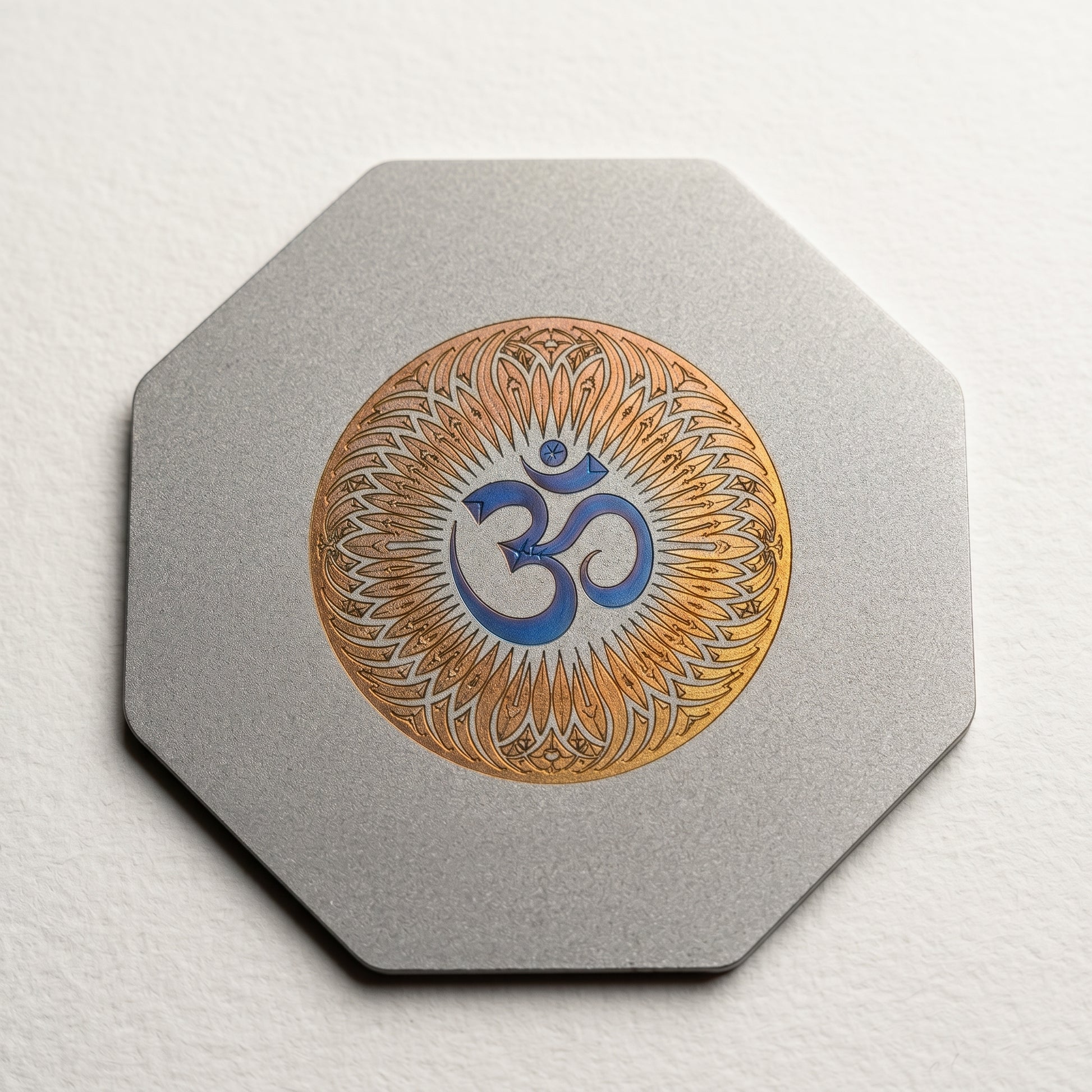 Aum avec Torus Ciselé Lux-Kimiya Ornement Acier Inoxydable marin, gravé couleur par technologie laser MOPA