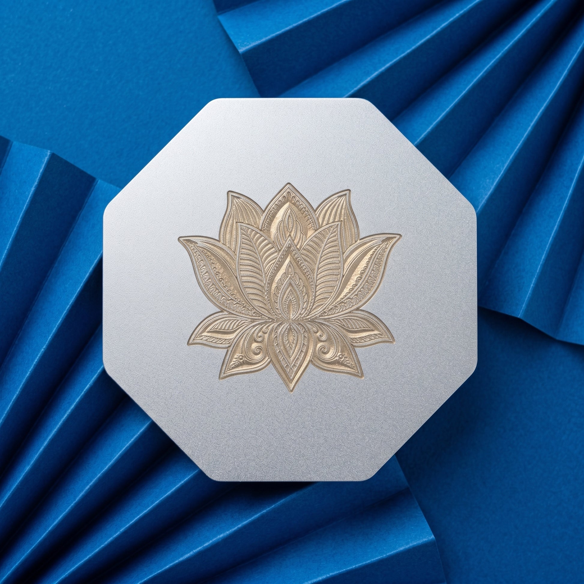 Lotus hindi ciselé or sur Dessous de Verre Ornement Acier Inoxydable marin 85mm sablé Lux-Kimiya gravé couleur par technologie laser MOPA